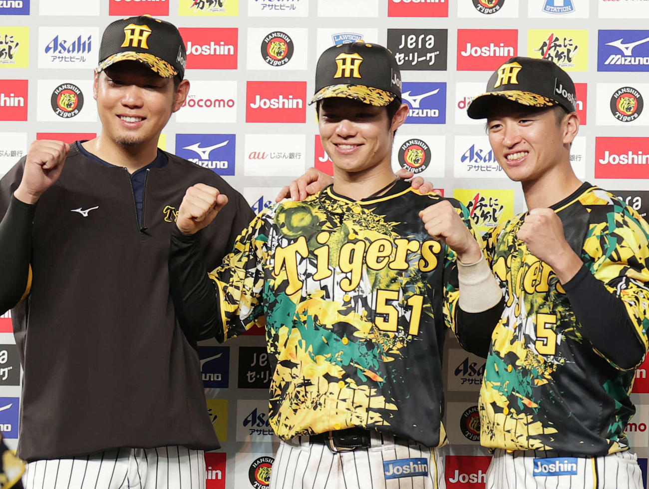 阪神対巨人　お立ち台でガッツポーズする、左から西勇、中野、近本（撮影・前田充）