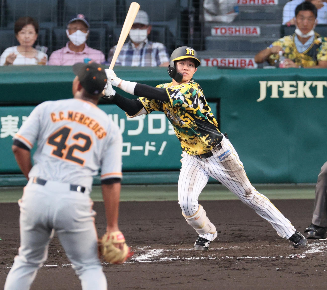 阪神対巨人　2回裏阪神1死、中野は中へ二塁打を放つ（撮影・上山淳一）