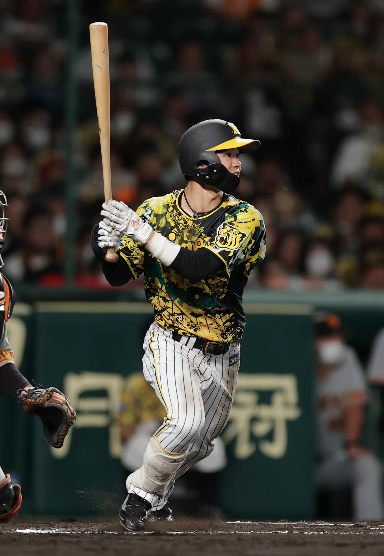 阪神対巨人　6回裏阪神1死、右中間へ三塁打を放つ中野（撮影・前田充）