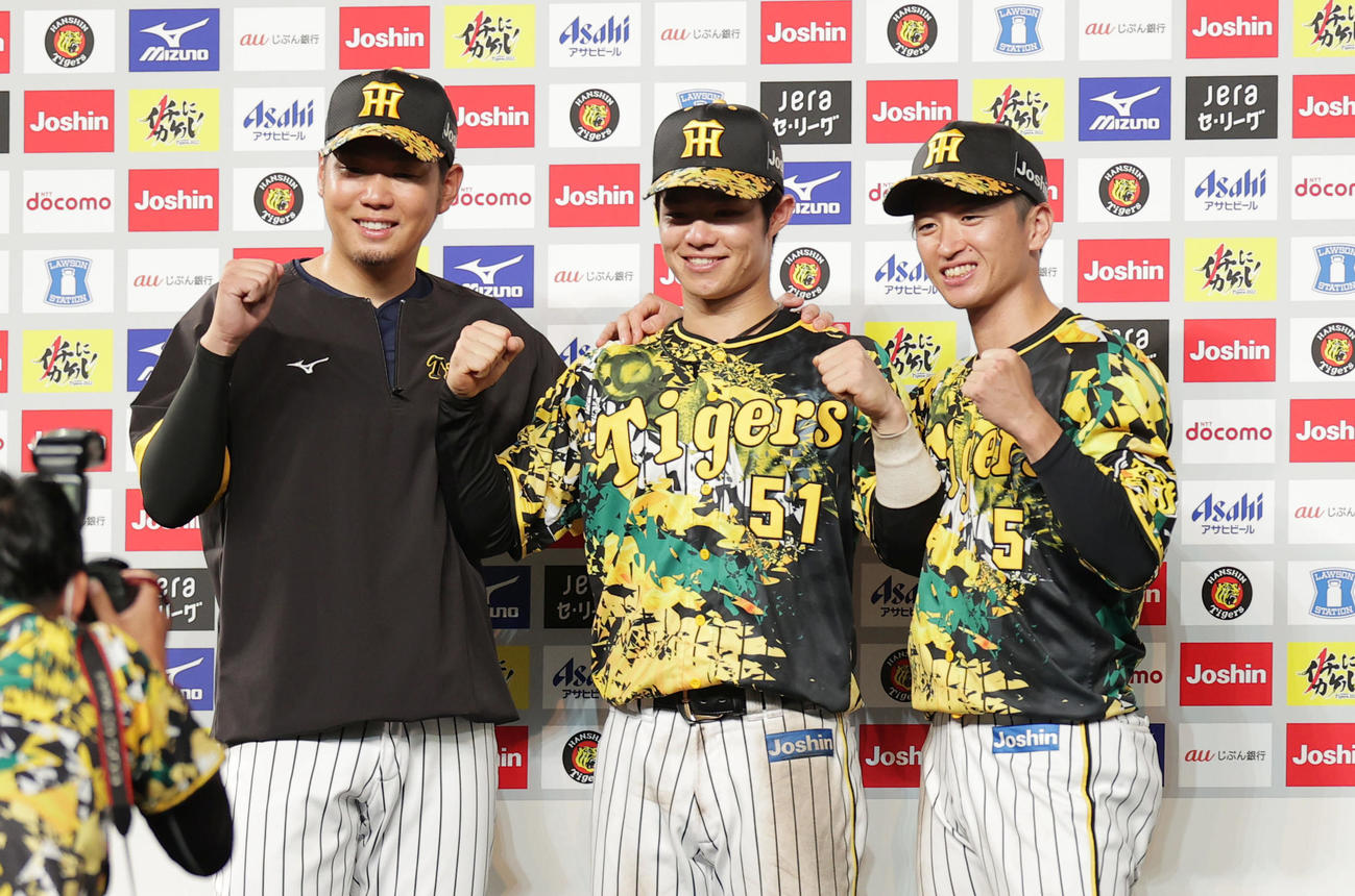 阪神対巨人　お立ち台でガッツポーズする、左から阪神西勇、中野、近本（撮影・前田充）