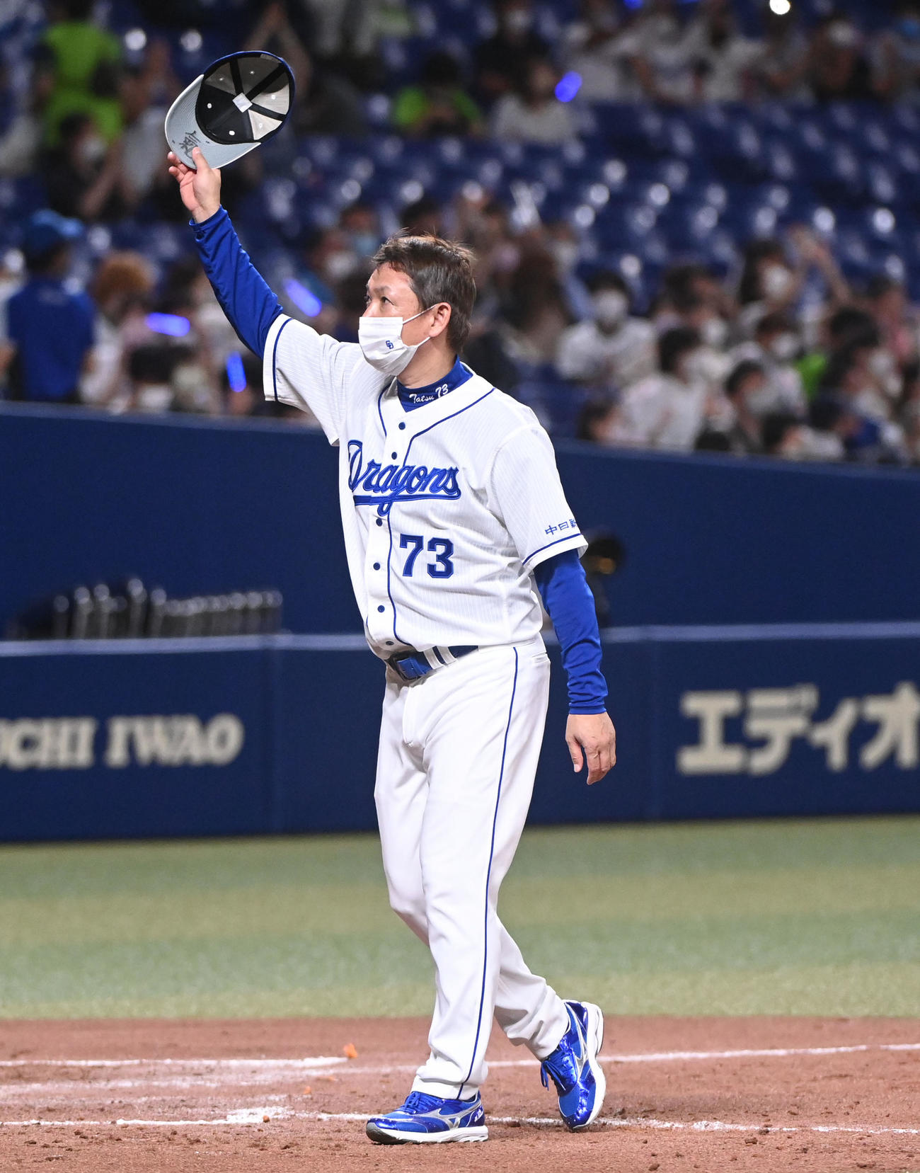 中日対ヤクルト　試合終了、スタンドの観客に手を振る立浪監督（撮影・森本幸一）