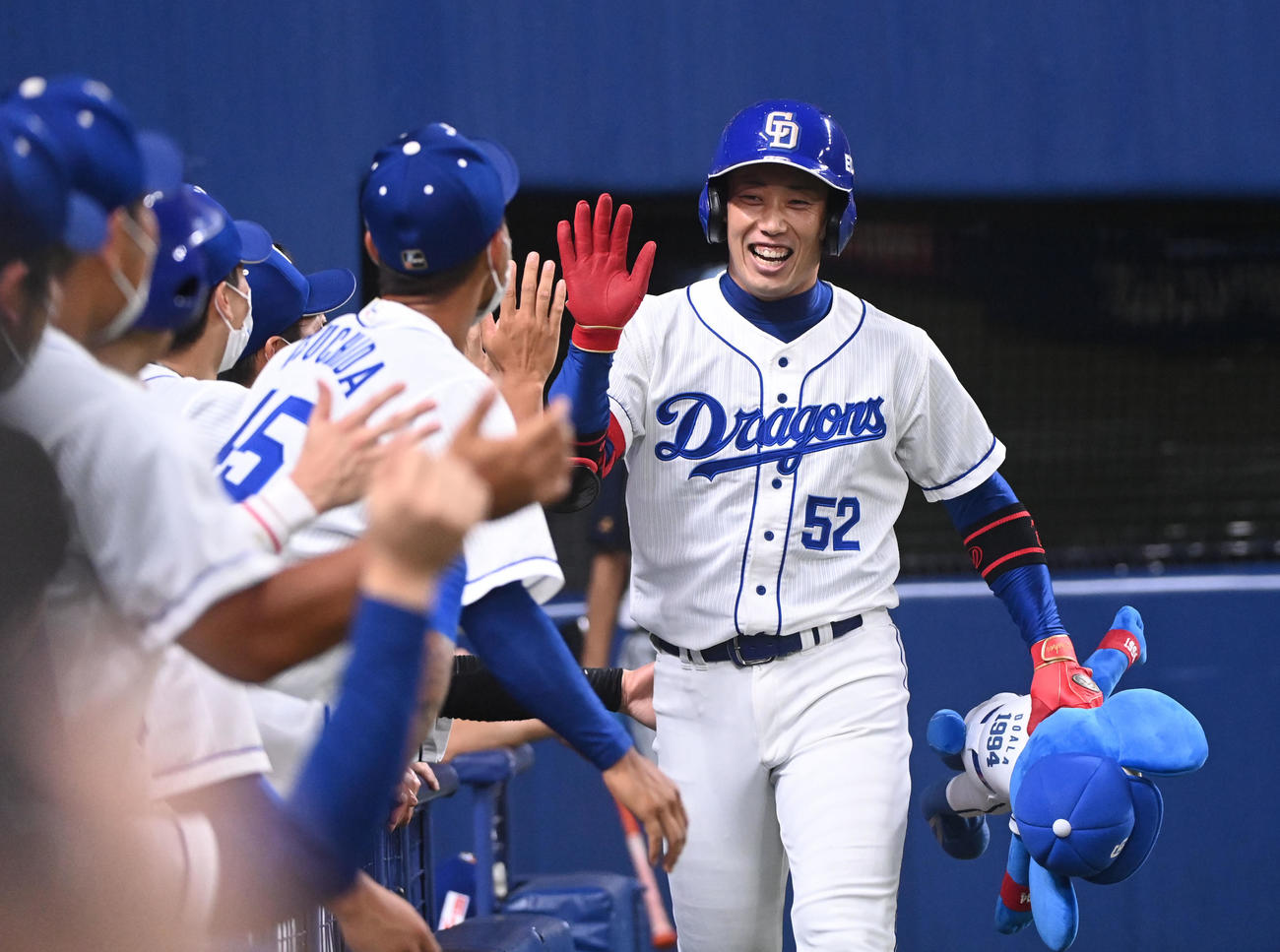 中日対ヤクルト　8回裏中日無死、右中間へ本塁打を放ちナインとタッチを交わす加藤（右）（撮影・森本幸一）