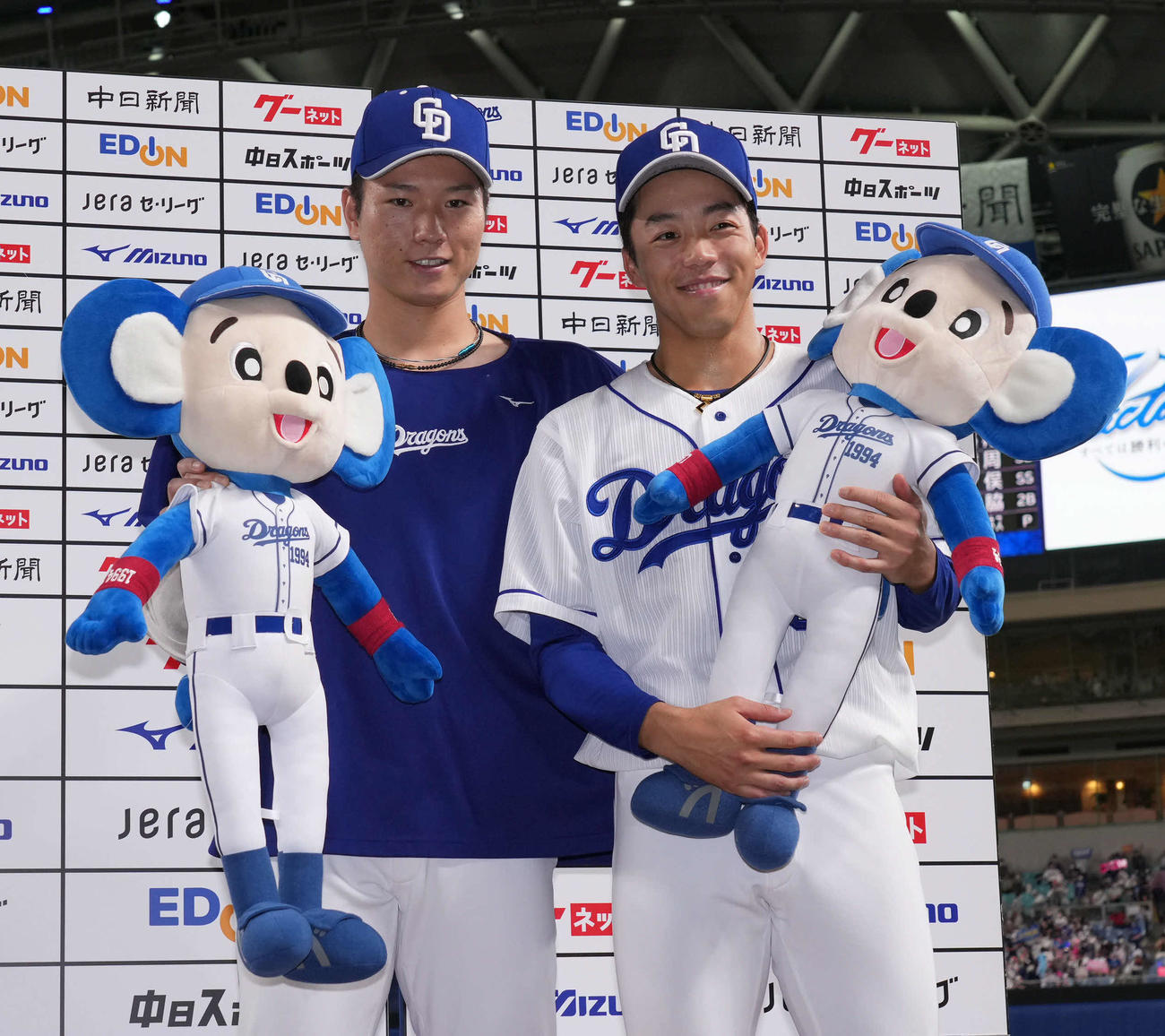 中日対ヤクルト　ヒーローインタビューを終えポーズを決める清水（左）と岡林（右）（撮影・森本幸一）