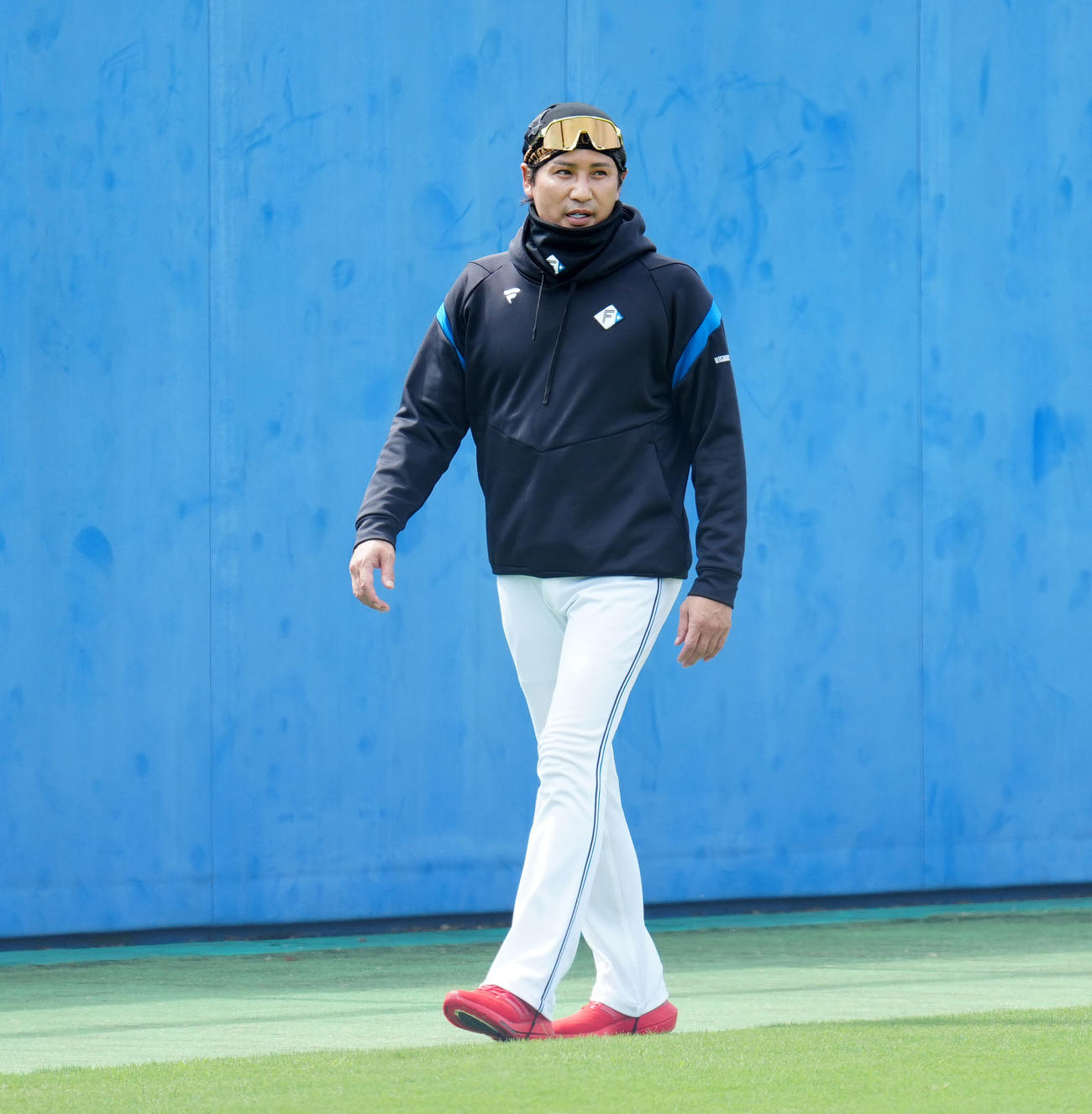 日本ハム対楽天　試合前練習中、外野を歩く日本ハム新庄監督（撮影・江口和貴）