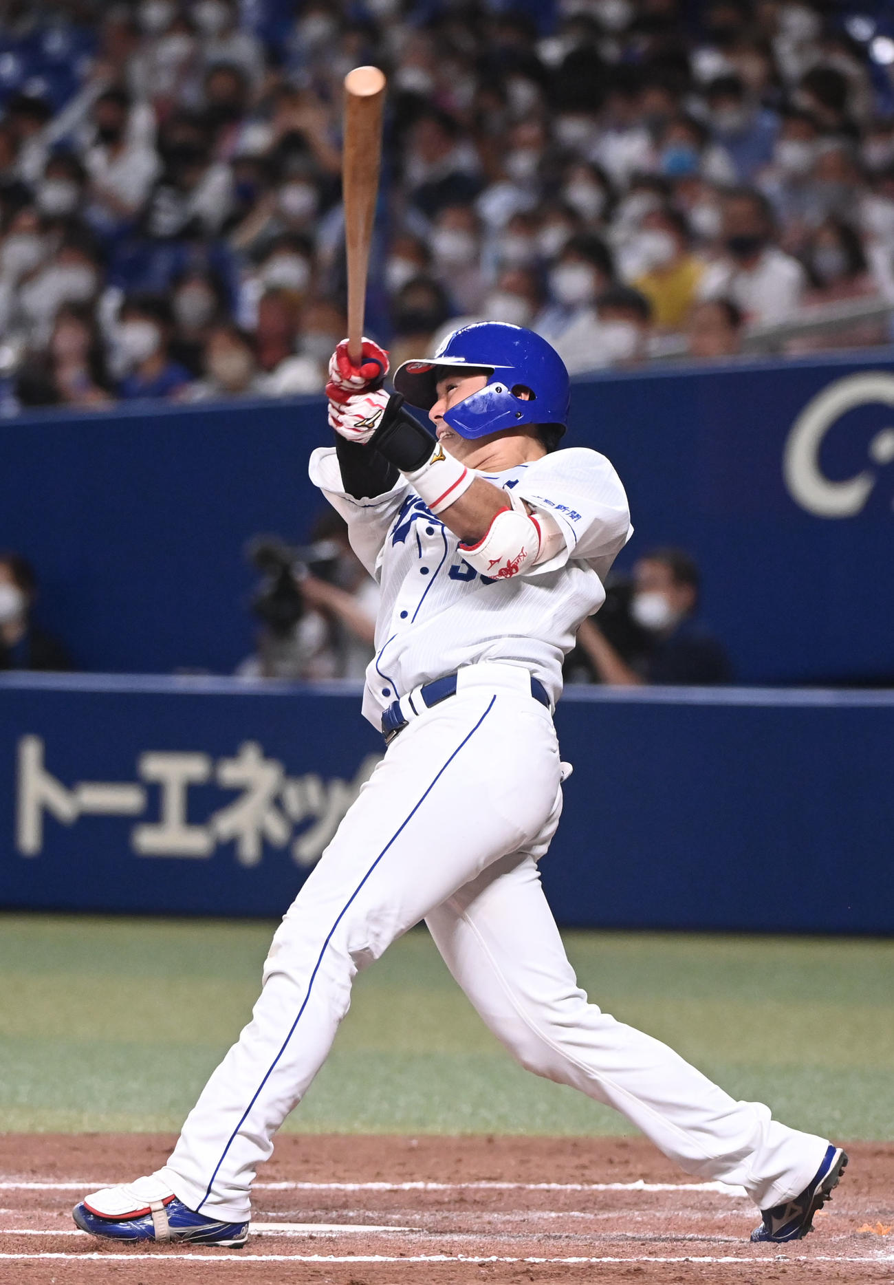 中日対ヤクルト　7回裏中日1死一塁、左越え2点本塁打を放つ木下（撮影・森本幸一）