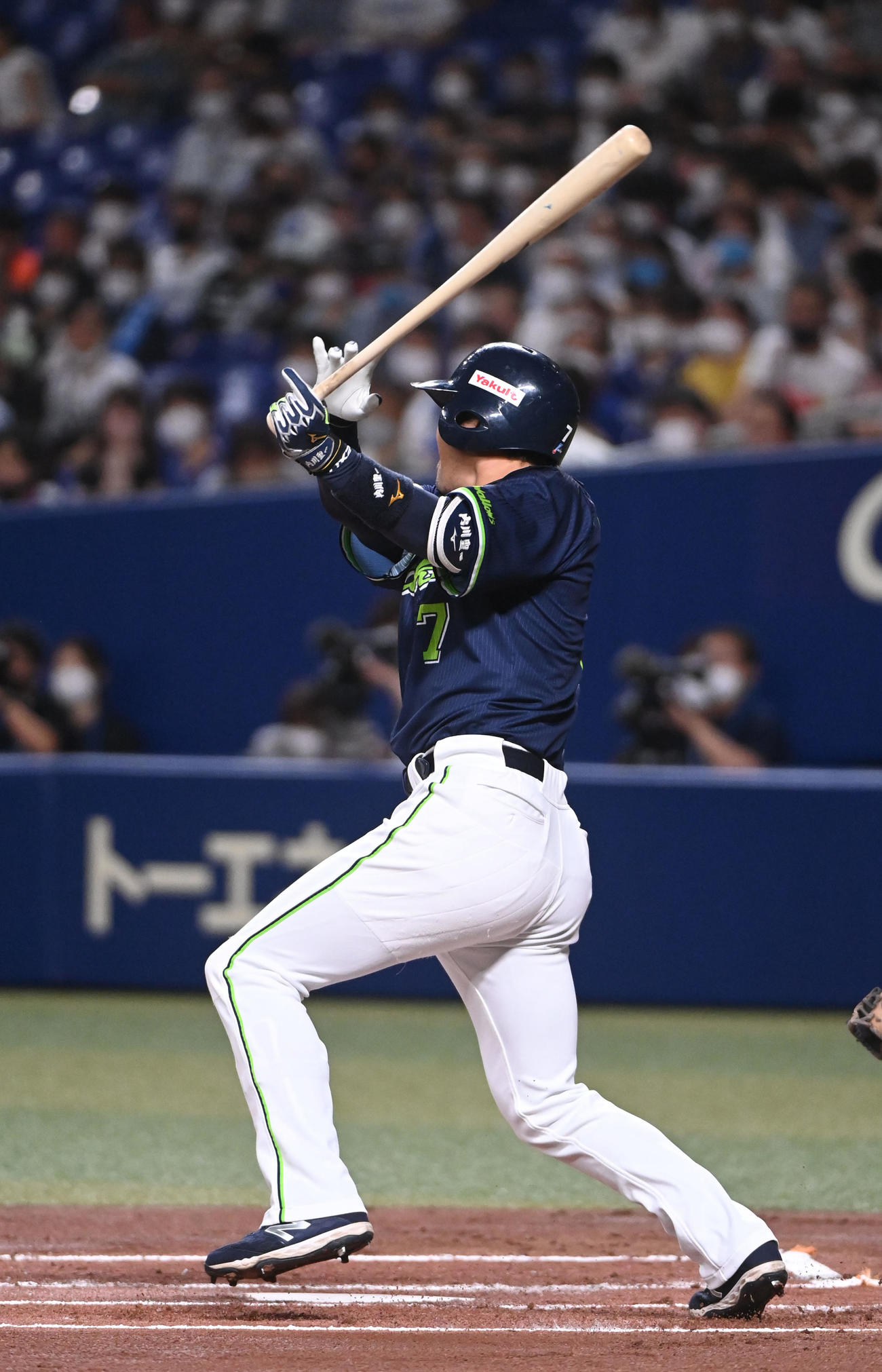 中日対ヤクルト　1回表ヤクルト1死一塁、右二塁打を放つ内川（撮影・森本幸一）