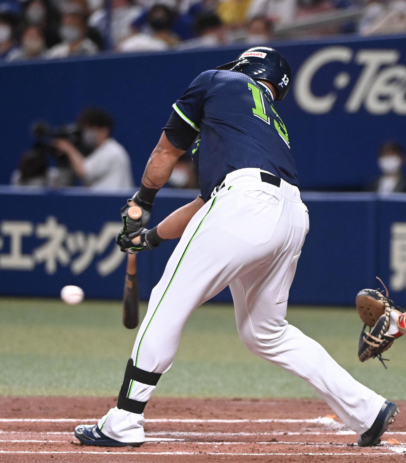 中日対ヤクルト　1回表ヤクルト1死満塁、右前適時打を放つオスナ（撮影・森本幸一）