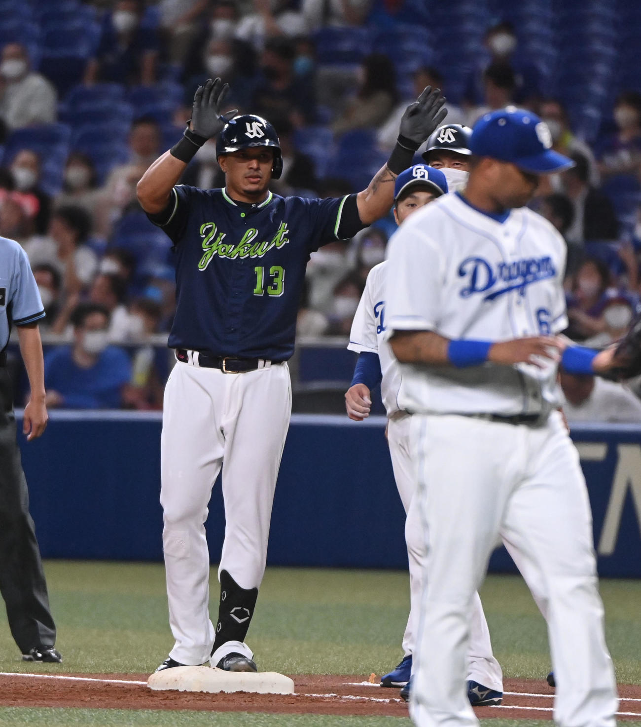 中日対ヤクルト　1回表ヤクルト1死満塁、右前適時打を放ったオスナ（左）（撮影・森本幸一）