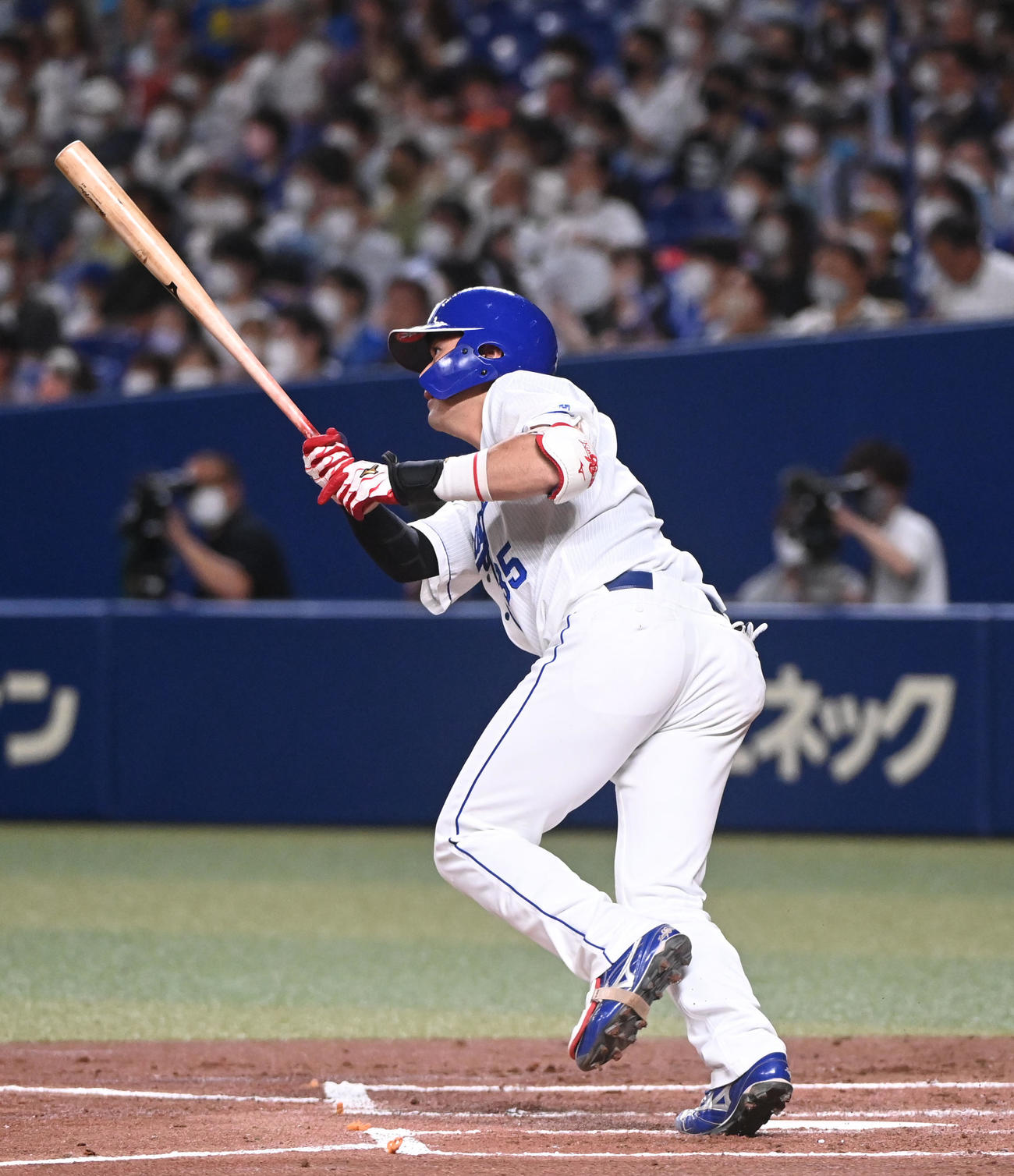 中日対ヤクルト　1回裏中日1死三塁、中犠飛を放つ木下（撮影・森本幸一）