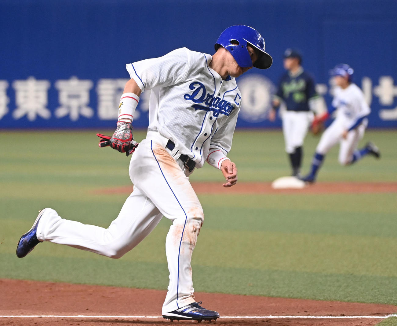 中日対ヤクルト　3回裏中日2死一、二塁、木下の左前安打で三塁を回り本塁へ向かう大島（撮影・森本幸一）