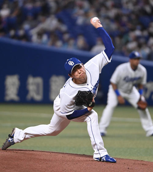 中日対ヤクルト　1回表、登板する中日先発の笠原（撮影・森本幸一）