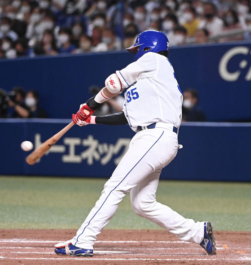中日対ヤクルト　7回裏中日1死一塁、左越え2点本塁打を放つ木下（撮影・森本幸一）