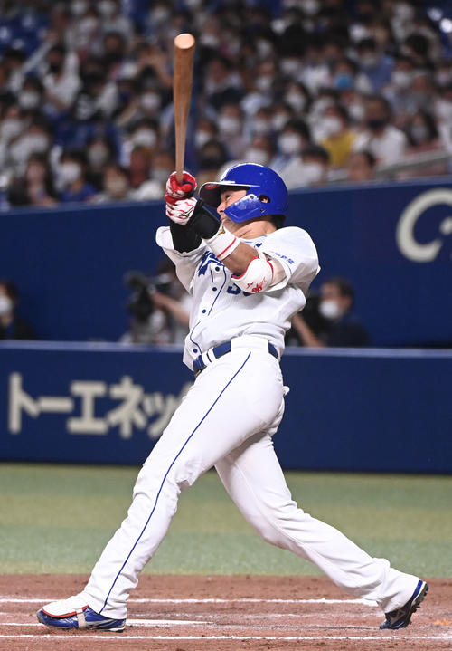 中日対ヤクルト　7回裏中日1死一塁、左越え2点本塁打を放つ木下（撮影・森本幸一）