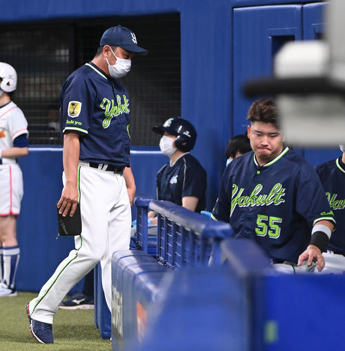 中日対ヤクルト　8回表ヤクルト攻撃終了、選手交代を告げベンチへ戻る松元監督代行（左）右は村上（撮影・森本幸一）
