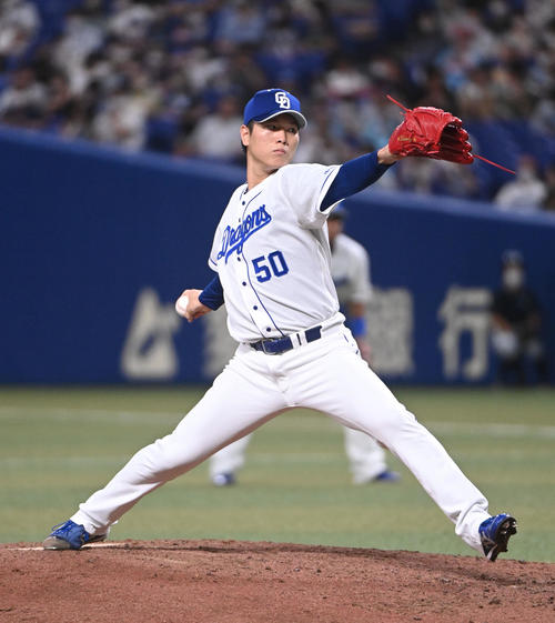 中日対ヤクルト　8回表、中日4番手で登板する清水（撮影・森本幸一）