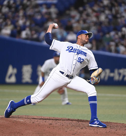 中日対ヤクルト　9回表、中日5番手で登板するR・マルティネス（撮影・森本幸一）