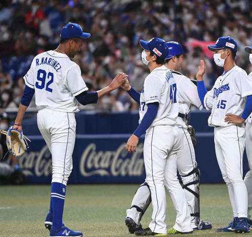 中日対ヤクルト　試合終了、R・マルティネスから勝利球を受け取る笠原（撮影・森本幸一）