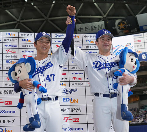 中日対ヤクルト　お立ち台でポーズを決める中日笠原（左）と木下（撮影・森本幸一）