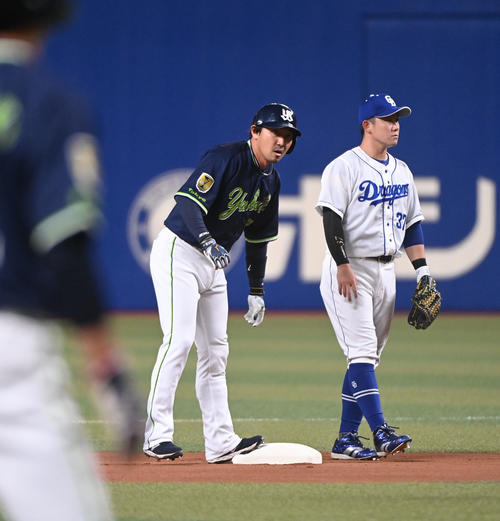 中日対ヤクルト　1回表ヤクルト1死一塁、右二塁打を放った内川（左）（撮影・森本幸一）