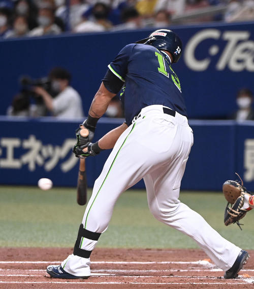中日対ヤクルト　1回表ヤクルト1死満塁、右前適時打を放つオスナ（撮影・森本幸一）
