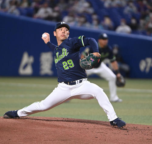 中日対ヤクルト　1回裏、登板するヤクルト先発の小川（撮影・森本幸一）