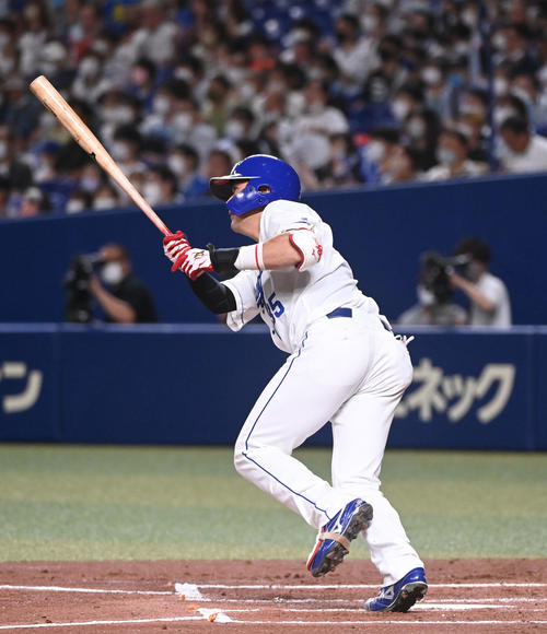 中日対ヤクルト　1回裏中日1死三塁、中犠飛を放つ木下（撮影・森本幸一）