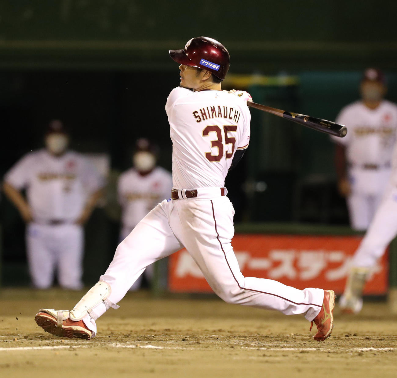 楽天対日本ハム　9回裏楽天2死一、二塁、島内はサヨナラとなる右越え3点本塁打を放つ（2022年6月22日撮影）