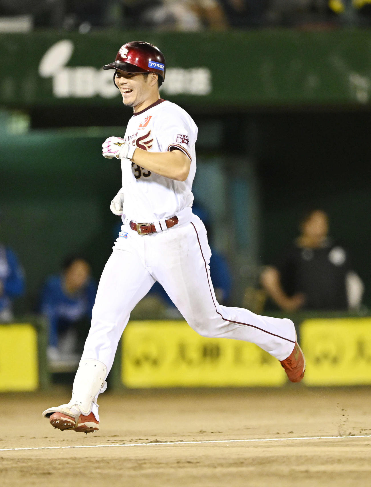 楽天対日本ハム　9回裏楽天2死一、二塁、島内はサヨナラの3点本塁打を放ち笑顔でベースを回る（2022年6月22日撮影）