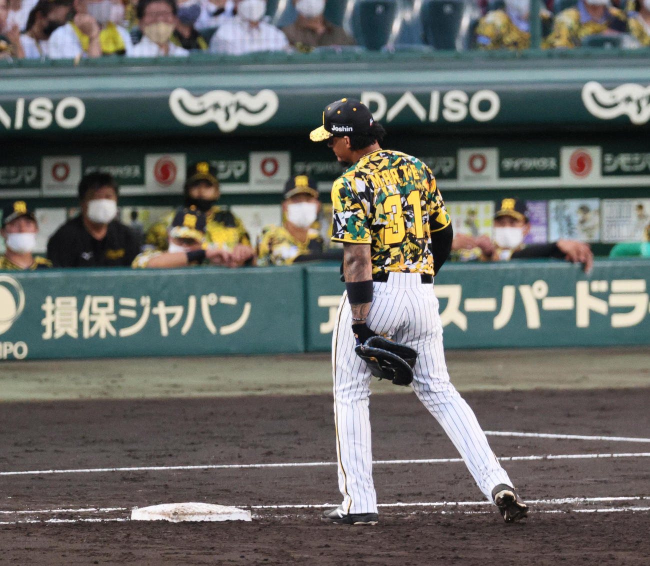 13日、阪神対巨人　3回表巨人2死一塁、一塁手マルテは八百板の一ゴロを後逸する（撮影・上山淳一）