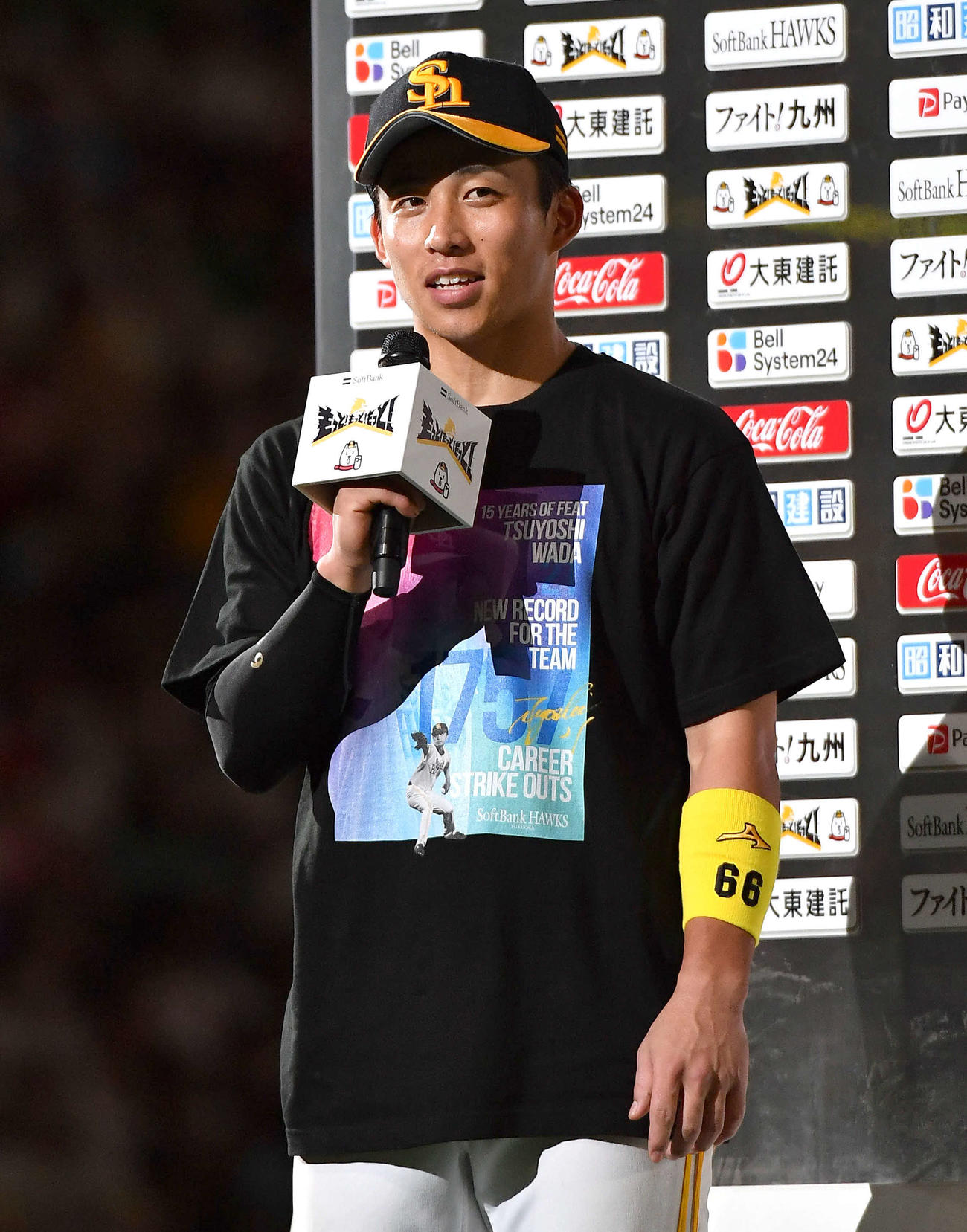 ソフトバンク対楽天　奪三振の球団新記録を達成した和田の記念Tシャツを着てヒーローインタビューに答える野村勇（2022年6月19日撮影）