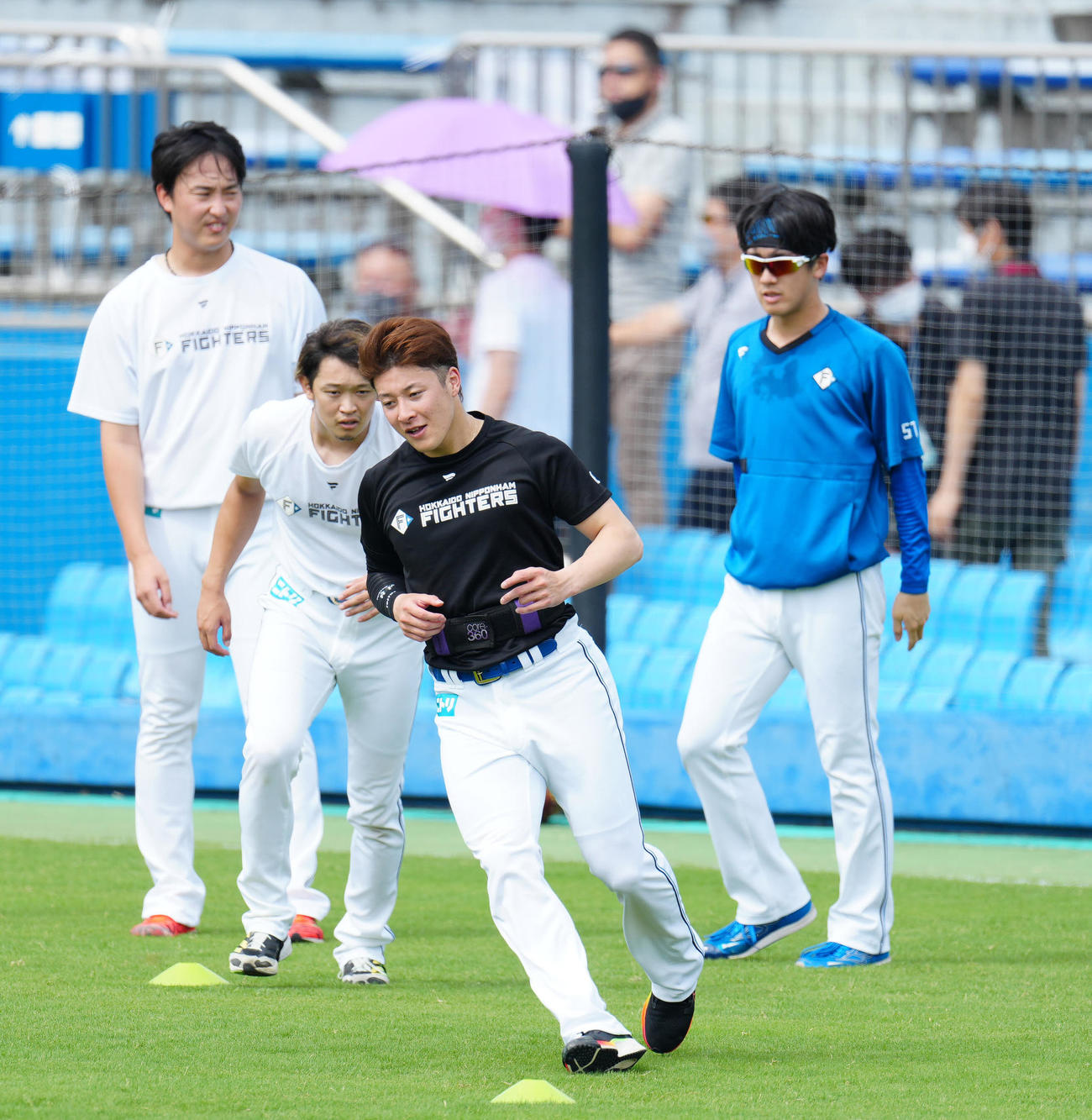 日本ハム対楽天　試合前練習に臨む吉田（中央右）ら日本ハムの選手たち（撮影・江口和貴）