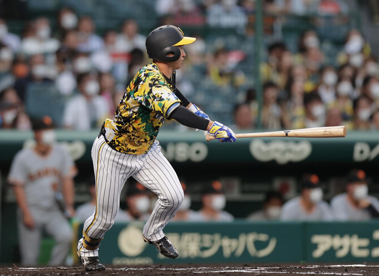阪神対巨人　1回裏阪神無死一、二塁、先制の左前適時打を放つ近本（撮影・前田充）