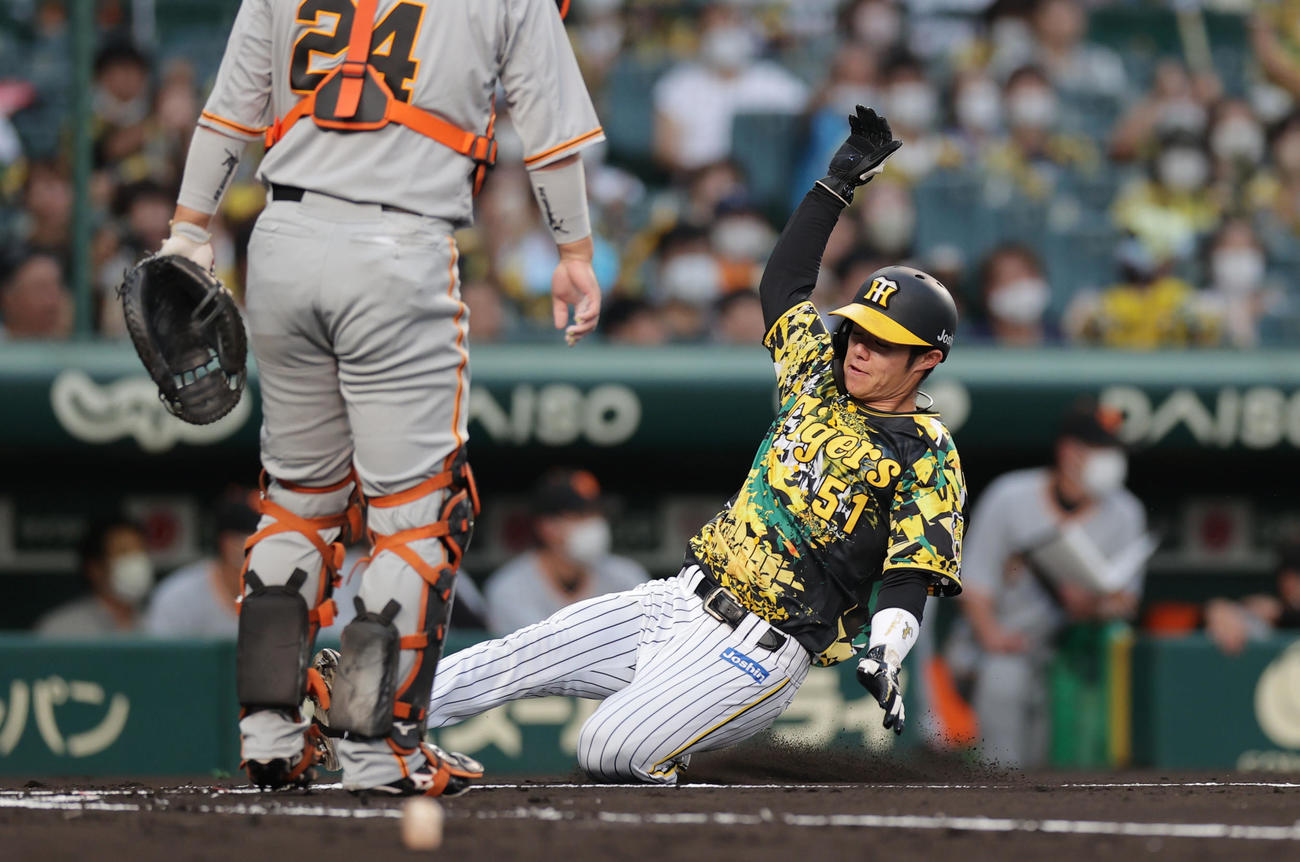 阪神対巨人　1回裏阪神無死一、二塁、近本の左前適時打で先制の生還を果たす二走中野（撮影・前田充）
