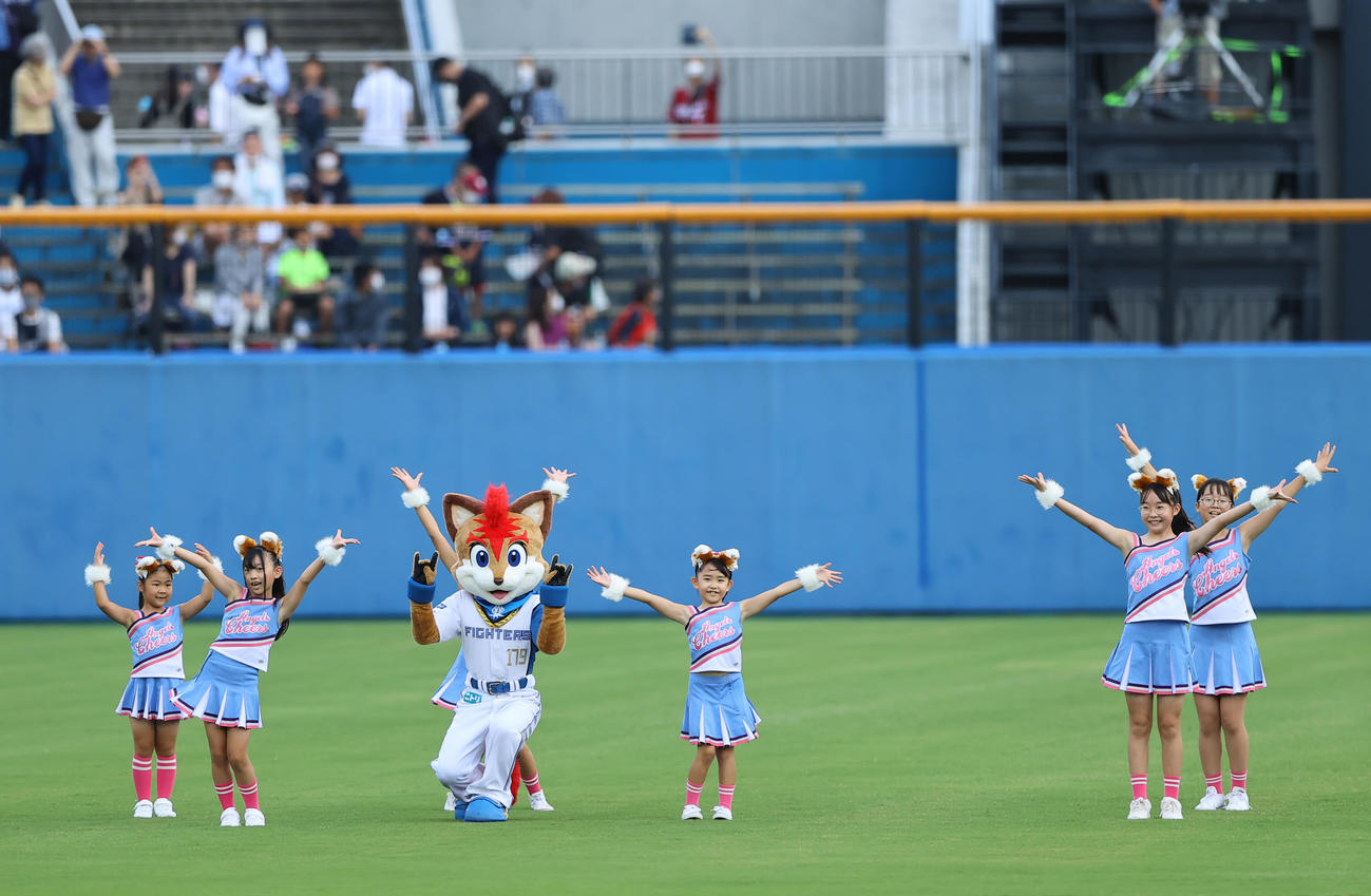 日本ハム対楽天　きつねダンスでスタンドを盛り上げる子どもたち（2022年7月13日撮影）