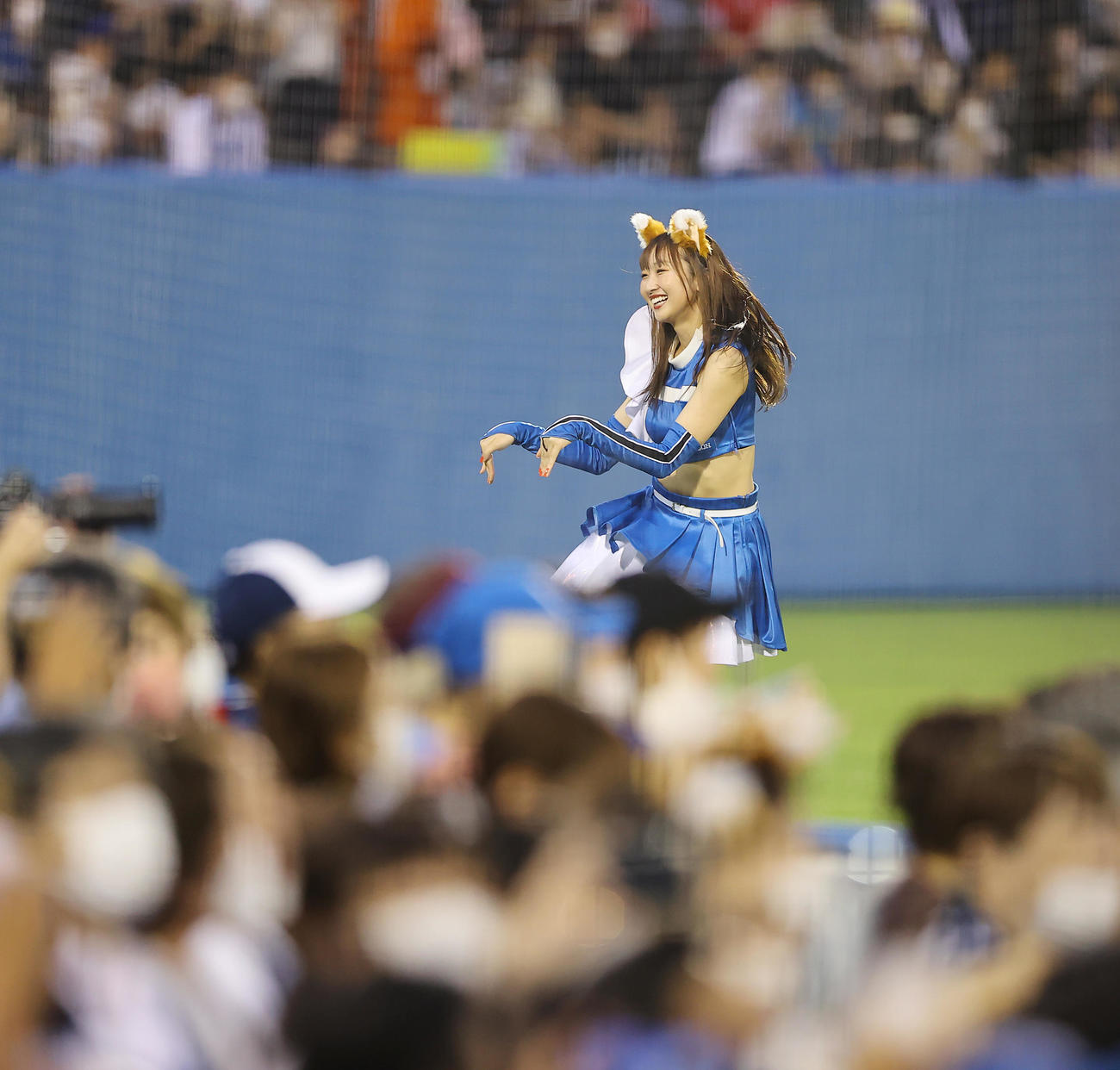 日本ハム対楽天　イニング間に「きつねダンス」を披露するファイターズガール（2022年7月13日撮影）