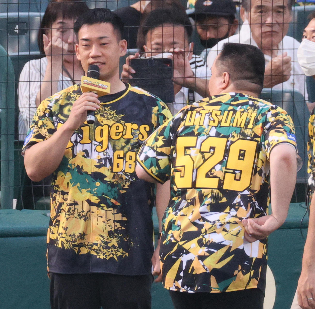 阪神対巨人　ミルクボーイ内海（右）は背番号「529のコーンフレーク」を披露する。左は駒場（撮影・上山淳一）