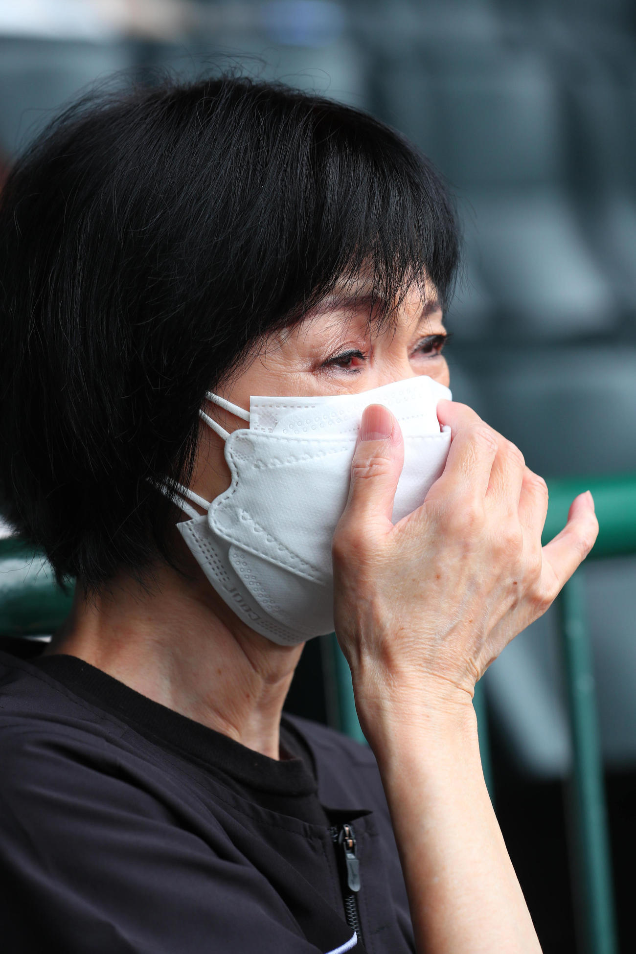 退職する阪神村山久代広報は矢野監督のメッセージに涙を流す（撮影・宮崎幸一）