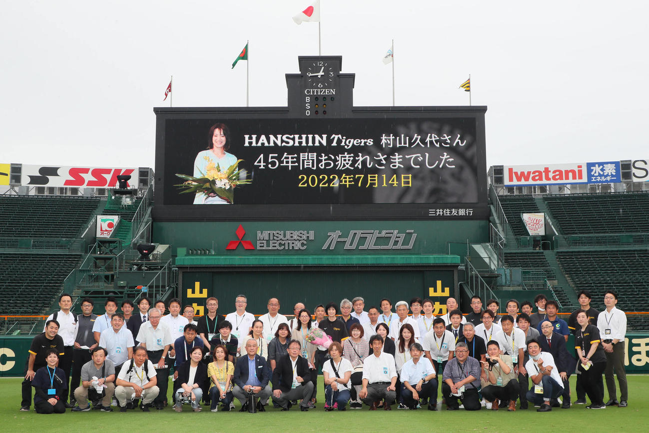 退職する阪神村山久代広報を送る会に参加した報道陣（撮影・宮崎幸一）