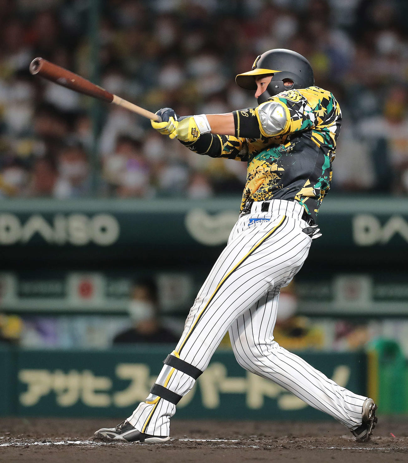 阪神対巨人　4回裏阪神2死、右越えソロ本塁打を放つ梅野（撮影・河田真司）