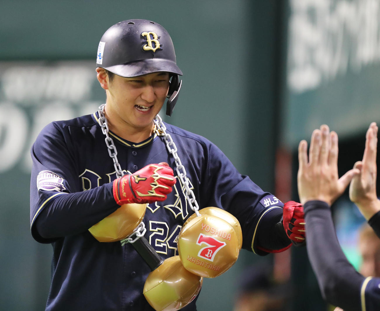 ソフトバンク対オリックス　8回表オリックス無死、紅林は勝ち越し左越え本塁打を放ち、ナインとハイタッチをする（撮影・屋方直哉）