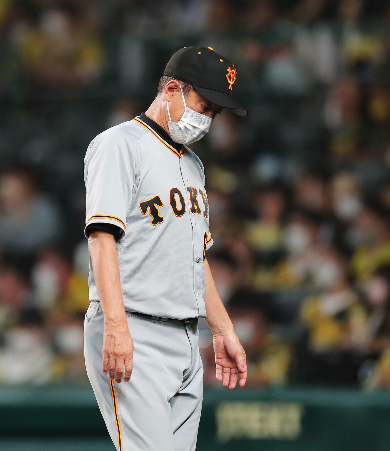 阪神対巨人　7回裏阪神無死一塁、選手交代を告げ、うつむきながらベンチに戻る原監督（撮影・河田真司）