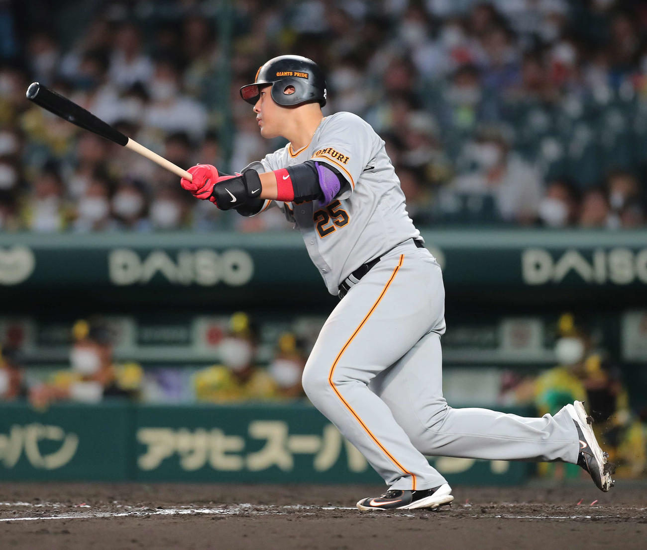 阪神対巨人　4回表巨人2死、中前打を放つ岡本和（撮影・河田真司）