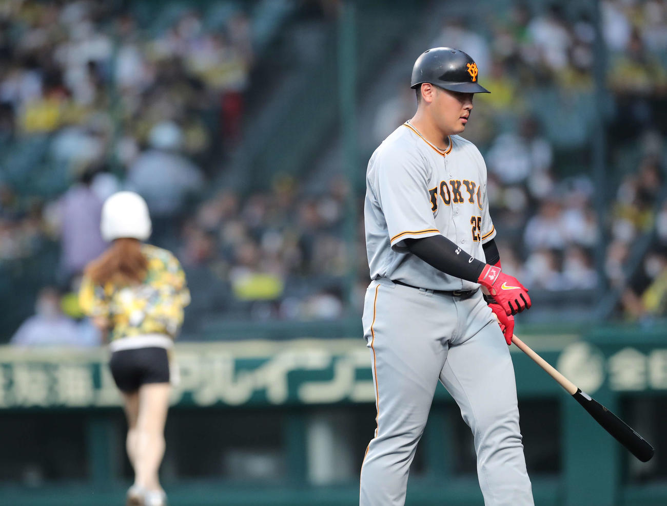阪神対巨人　1回表巨人2死二塁、二直に倒れる岡本和（撮影・河田真司）