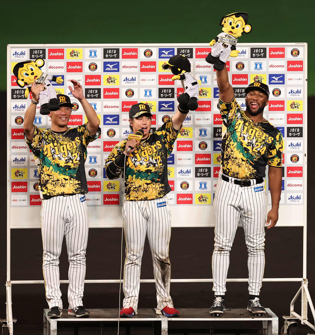 阪神対巨人　「明日も勝つばい！」とお立ち台で笑顔を見せる、左から伊藤将、梅野、ロハス（撮影・上田博志）