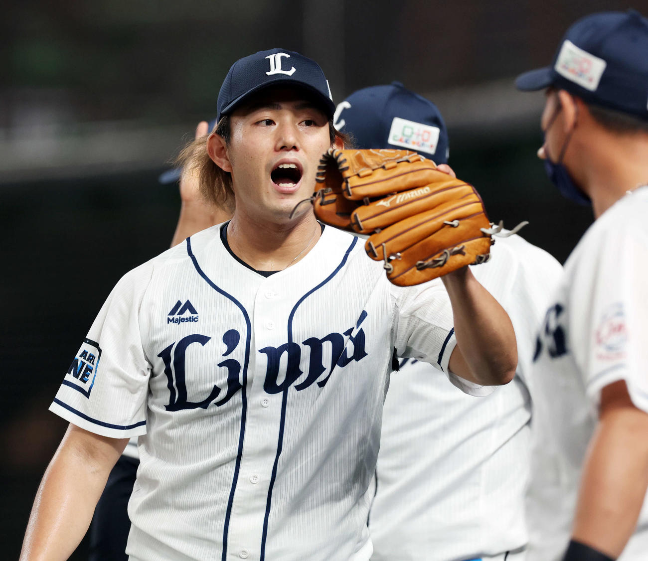 西武対ロッテ　6回表ロッテ2死二、三塁、角中を見逃し三振に仕留めてピンチを脱した今井はナインと声を上げながらハイタッチ（撮影・浅見桂子）