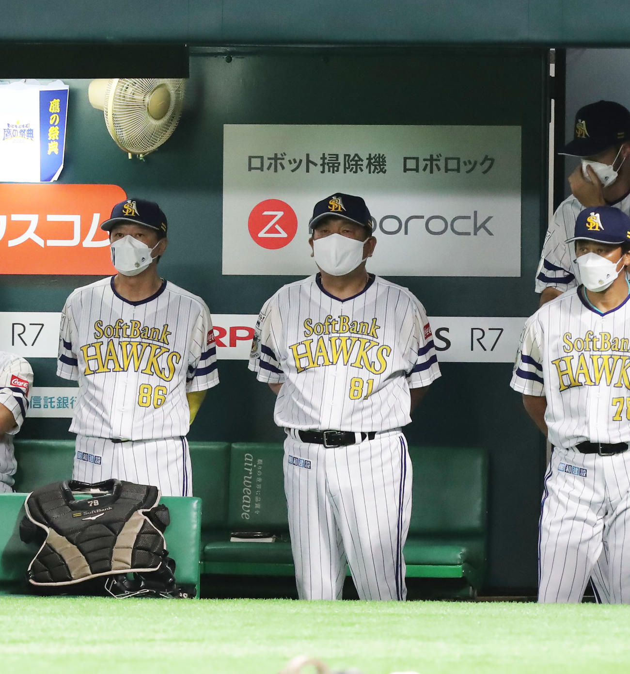 ソフトバンク対オリックス　9回裏、戦況を見つめる藤本監督（撮影・屋方直哉）