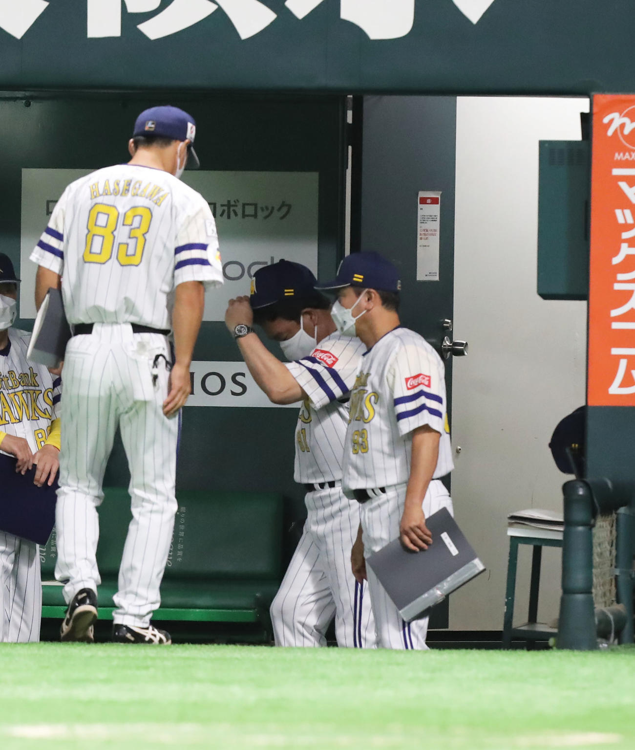 ソフトバンク対オリックス　オリックスに敗れ、一礼しグラウンドを後にする藤本監督（撮影・屋方直哉）