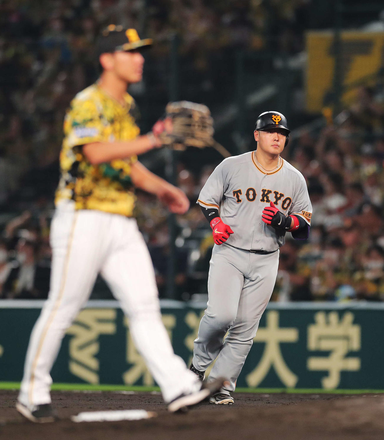 阪神対巨人　9回表巨人1死、中飛に倒れる岡本和。手前は伊藤将（撮影・河田真司）