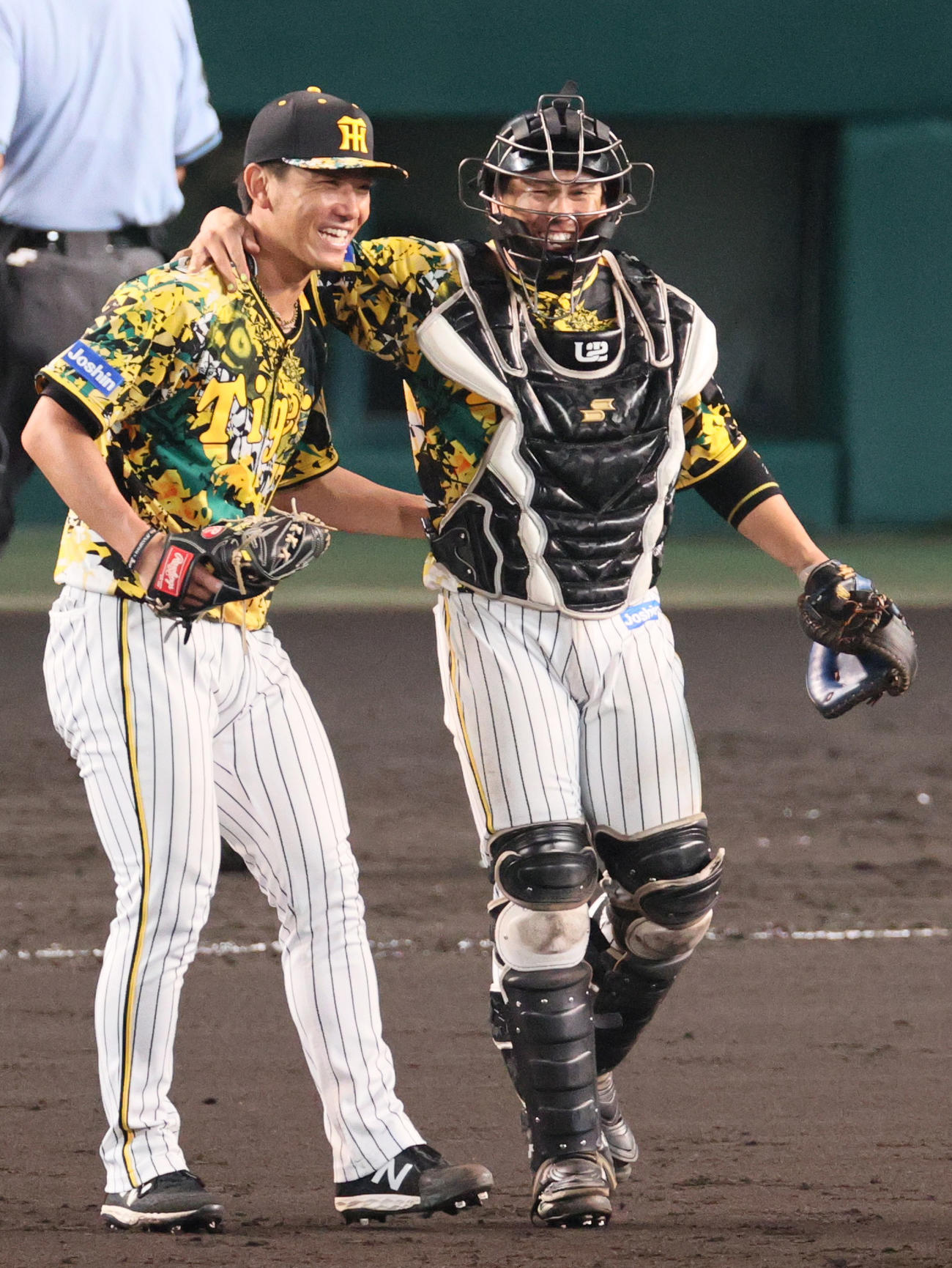 阪神対巨人　完封勝利した阪神伊藤将（左）と喜ぶ梅野（撮影・上山淳一）