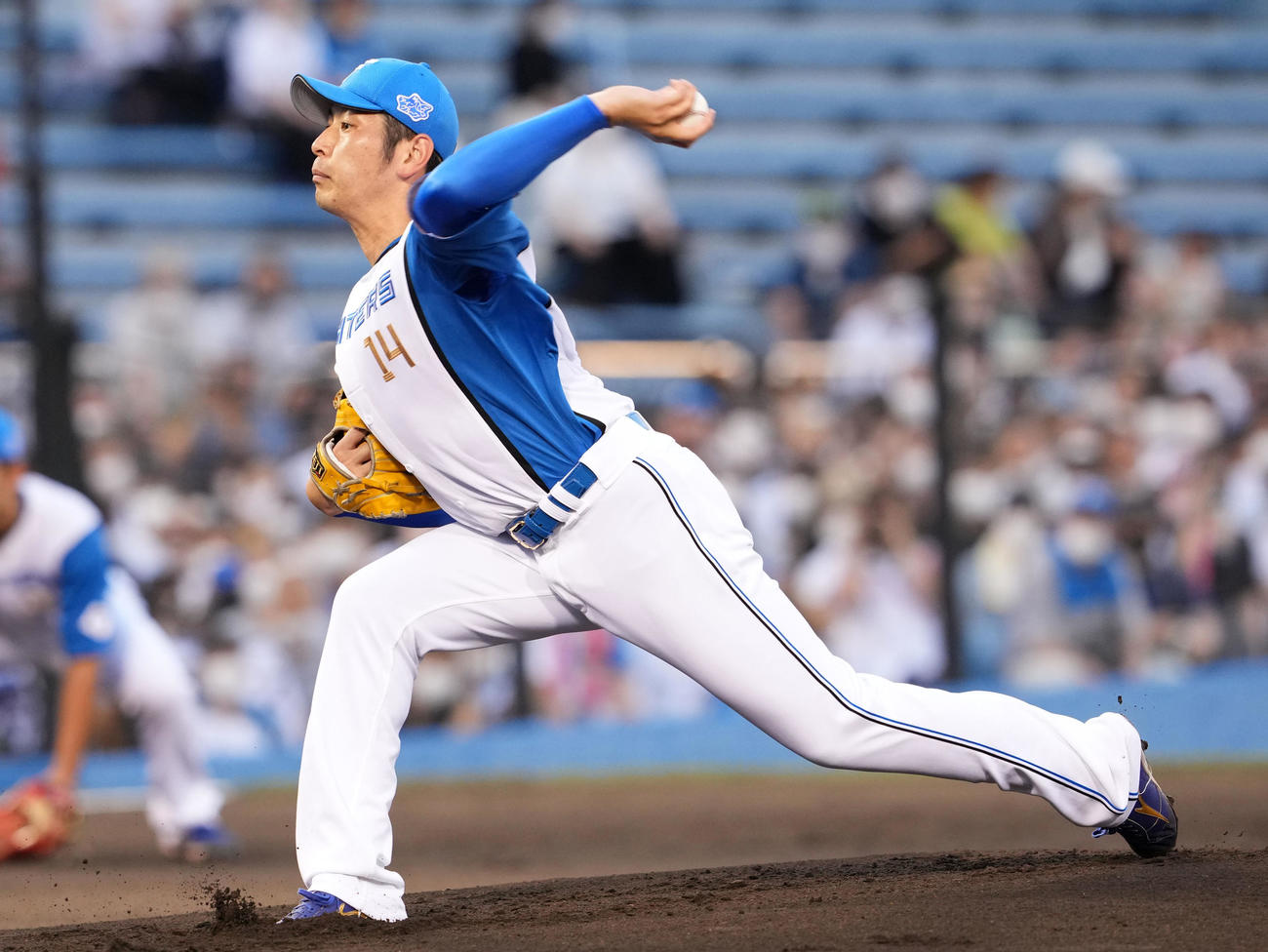 日本ハム対楽天　力投する日本ハム先発の加藤（撮影・横山健太）